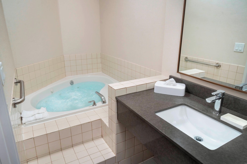Suite, 1 King Bed - Photo 4