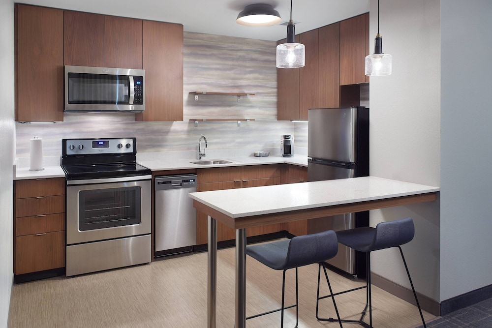 Suite, 1 Bedroom (Mobility/Hearing Access, Roll-In Shwr)