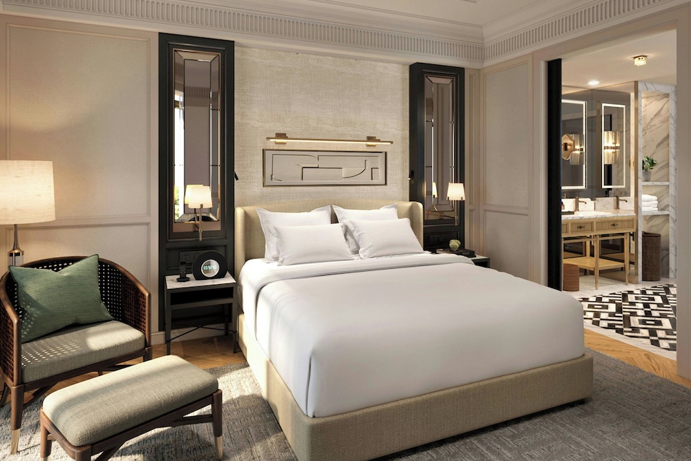 Premier Suite, 1 King Bed, Pool View photo 1