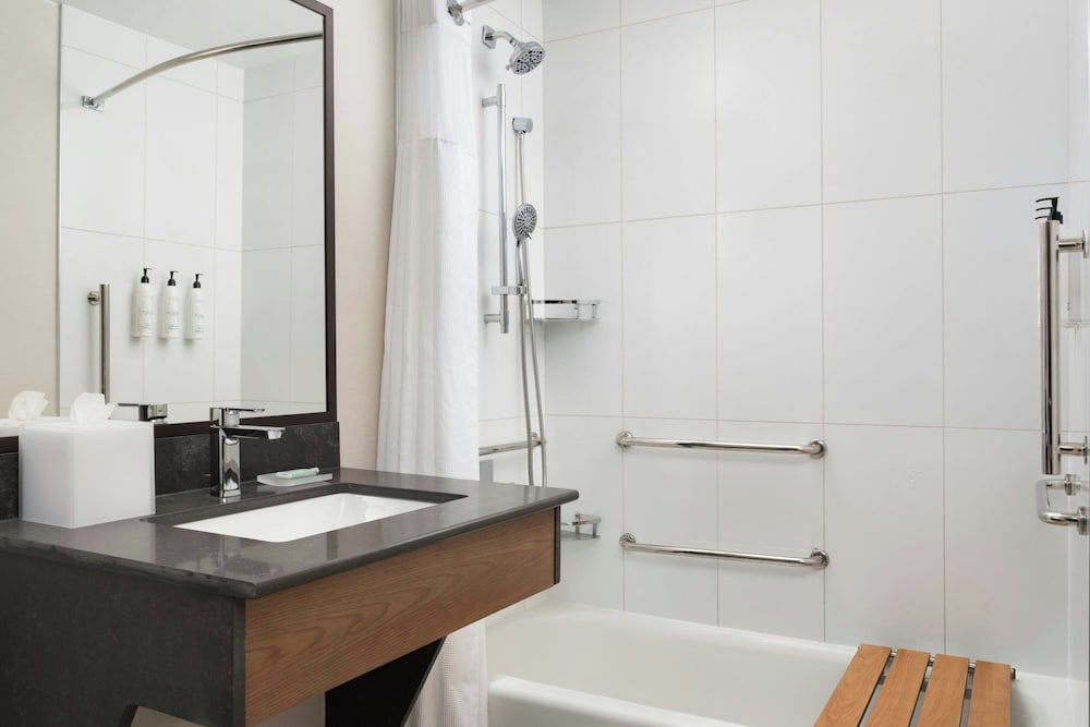 Room, 1 King Bed (Mobility/Hearing Accessible, Tub) - Photo 4