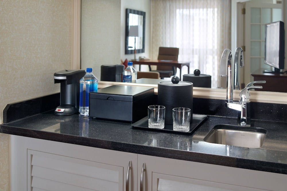 Suite, 1 Bedroom, Balcony - Photo 6