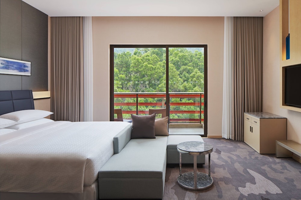 Junior Suite, 1 King Bed, Smoking, Mountain View (Balcony)