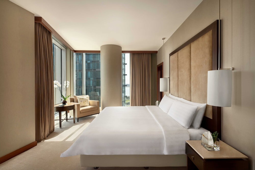 Executive Suite, 1 King Bed, Corner - Photo 6