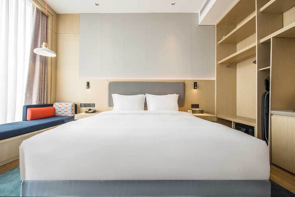 Standard Room, 1 King Bed, City View - Photo 3