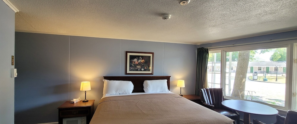 Classic Room, 1 King Bed photo 1