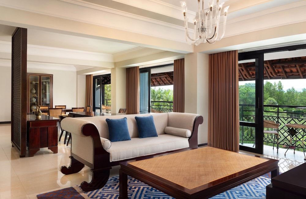 Club Suite, 2 Bedrooms, Balcony, Mountain View