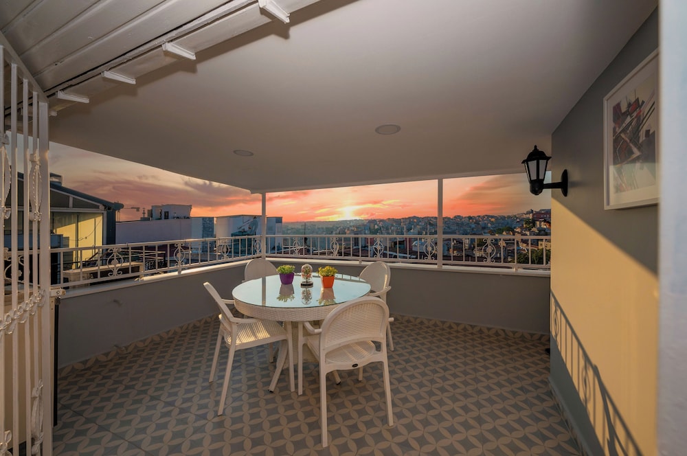 L) Suite with City View photo 1