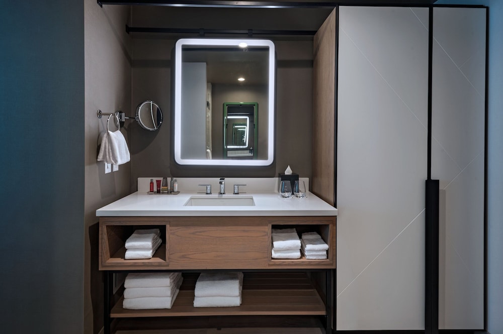 King Room with City View - High Floor/Mobility Accessible with Tub thumbnail 5