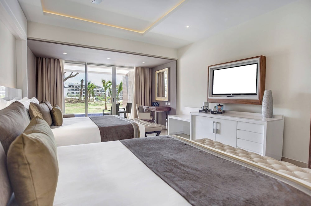 Luxury Junior Suite Swim Out Diamond Club - Photo 9