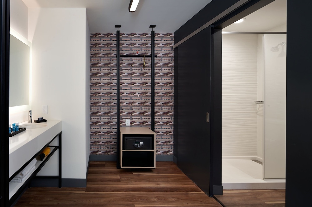 Premium Room, 1 King Bed (Mobility Accessible, Transfer Shower) thumbnail 5