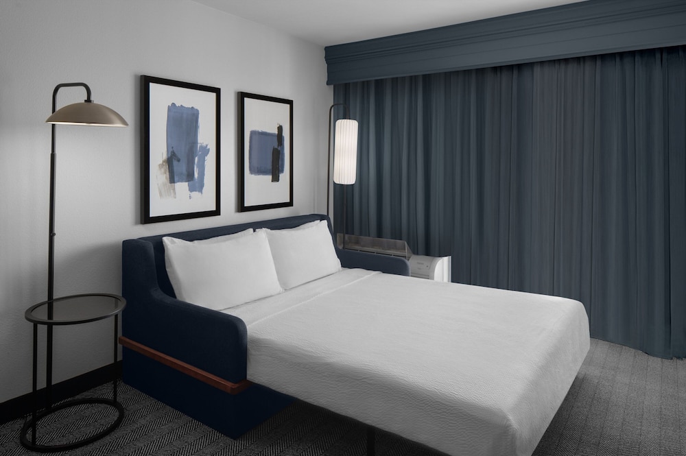 Room, 1 King Bed with Sofa bed, Ground Floor (Hearing Accessible) - Photo 4