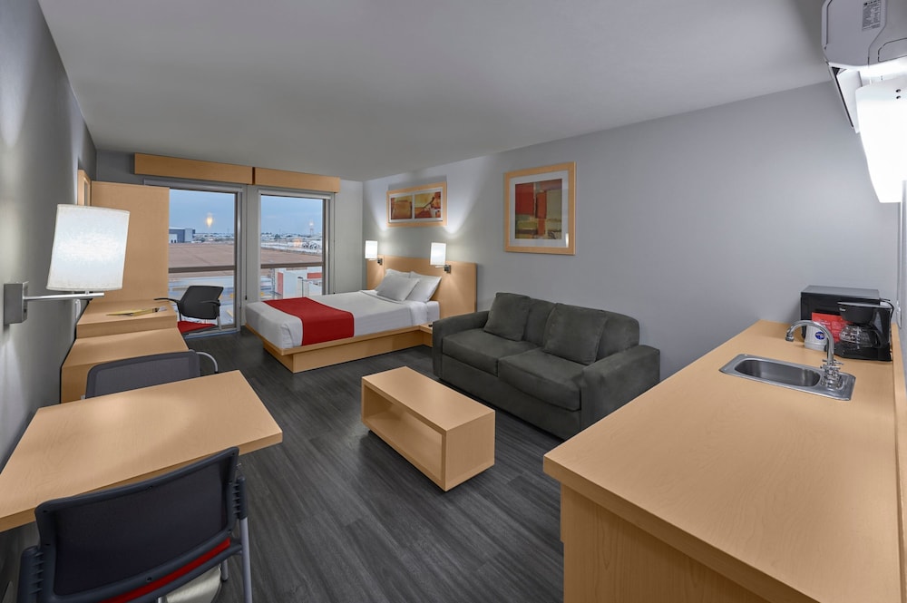Suite, 1 Bedroom - Photo 2