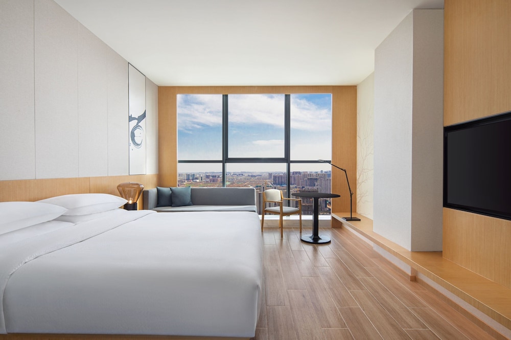 Deluxe Room, 1 King Bed, City View photo 2