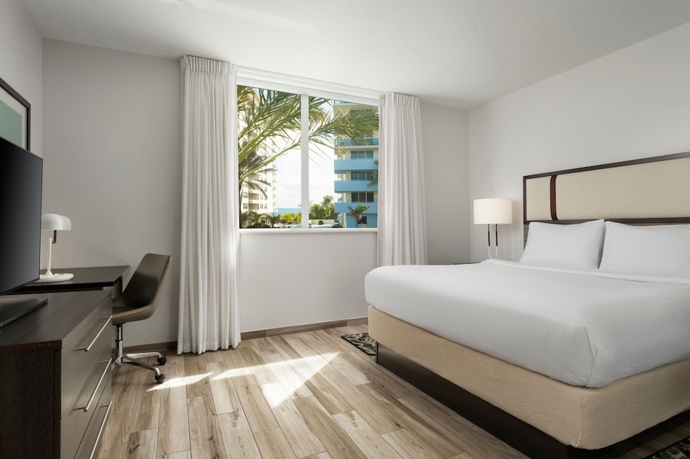 Suite, 1 King Bed, Partial Ocean View (Mobility Accessible, Tub)