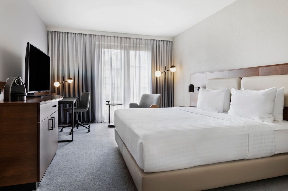 Superior Room, 1 King Bed, Courtyard View