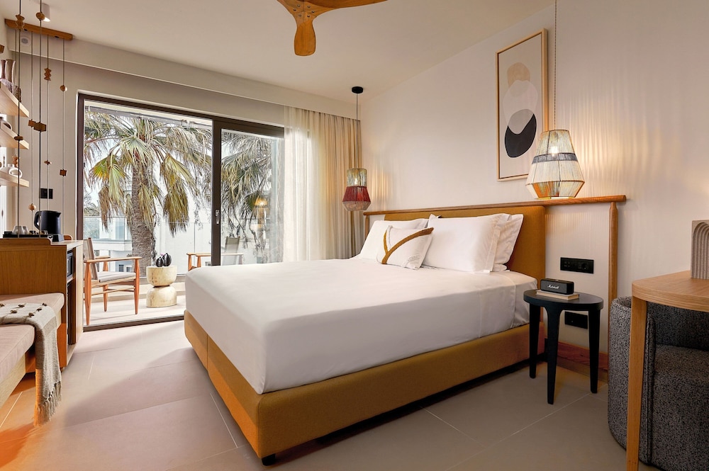 Premium Room, 1 King Bed, Balcony, Sea View photo 2