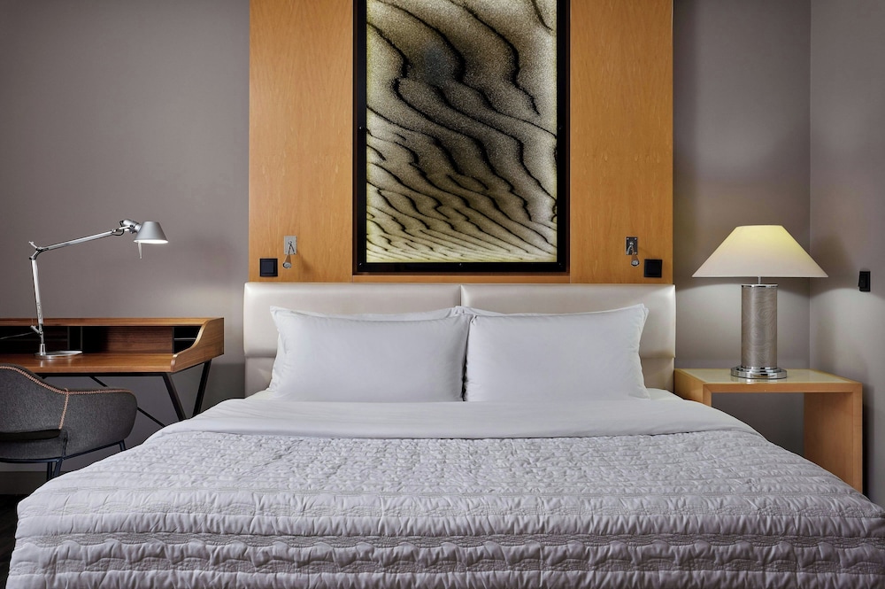 Deluxe Room, 1 King Bed photo 3