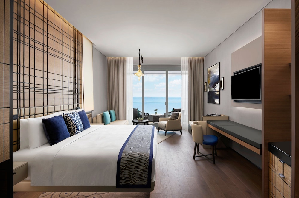 Deluxe Sea View, Guest room, 1 King, Balcony