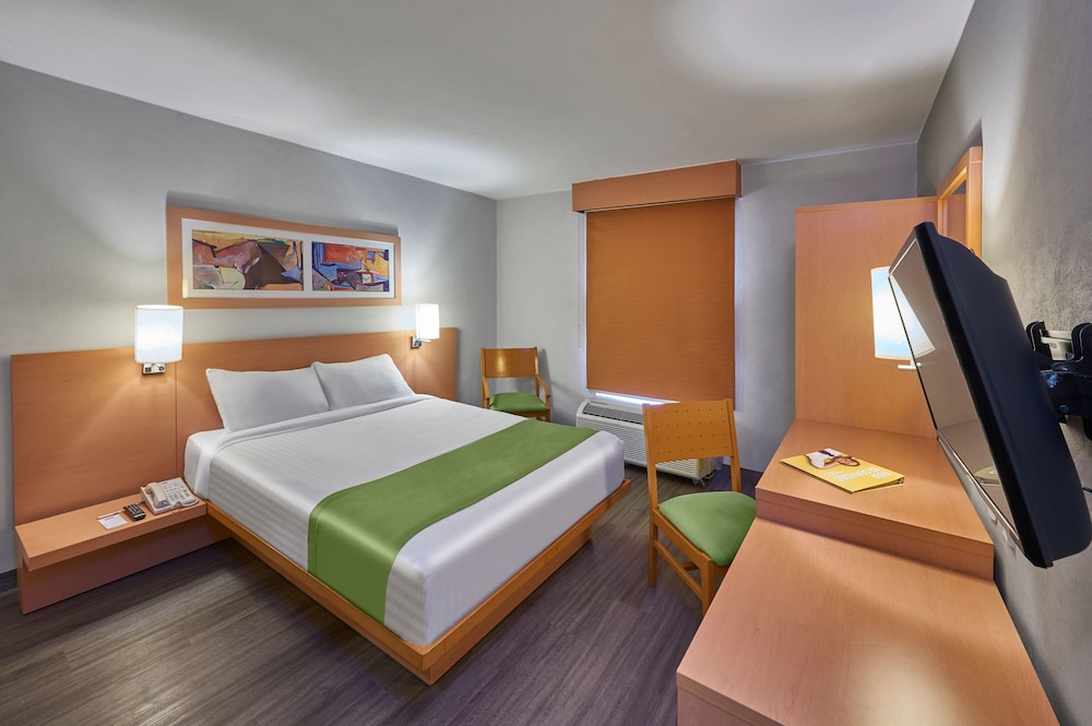 Room, 1 Queen Bed, Smoking - Photo 4