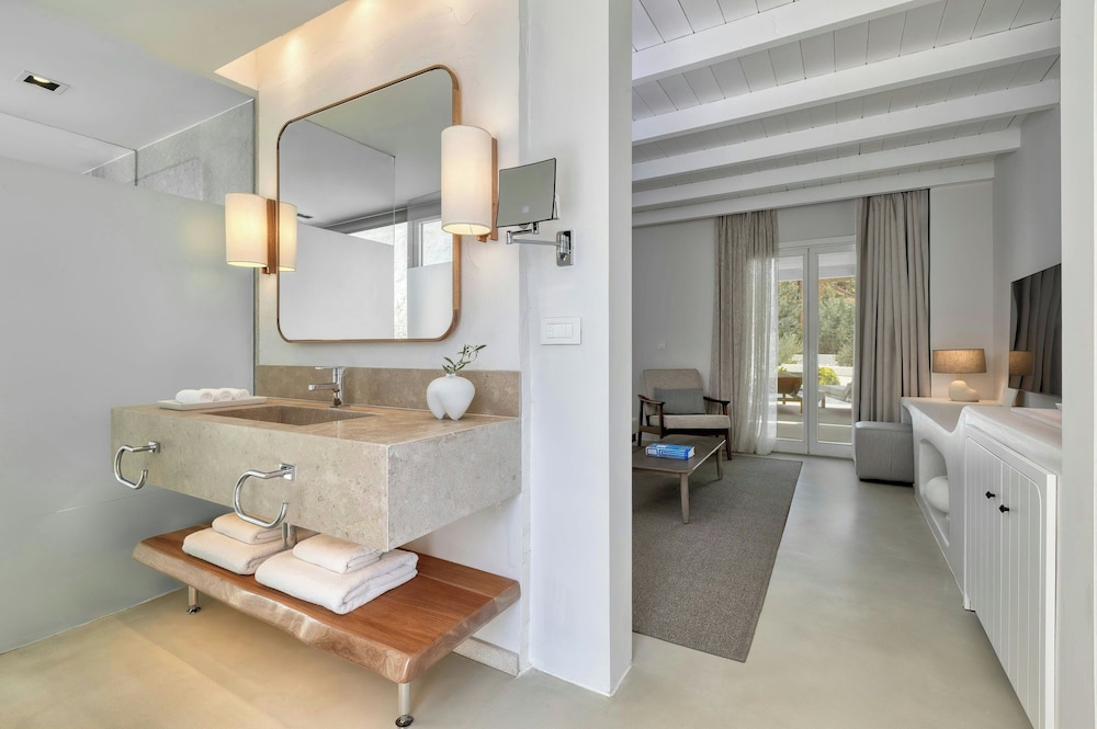 Junior Suite, 1 King Bed, Poolside (View) thumbnail 6