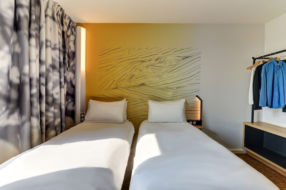 Twin Room, Non Smoking - Photo 7