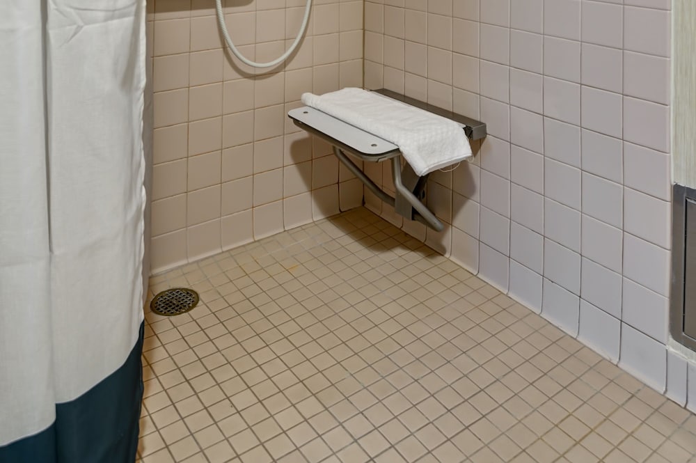 Suite, 1 Bedroom (Mobility/Hearing Access, Roll-In Shwr)