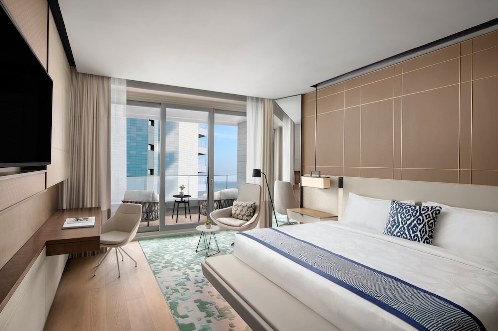 Executive Suite, Executive lounge access, 1 King, Sea view, Balcony