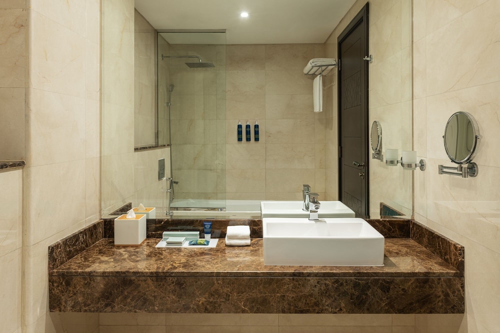 Superior King Bed, (Comp. Shuttle to DMCC Metro, Marina Mall & JBR, 20% off on F&B outlet) photo 3