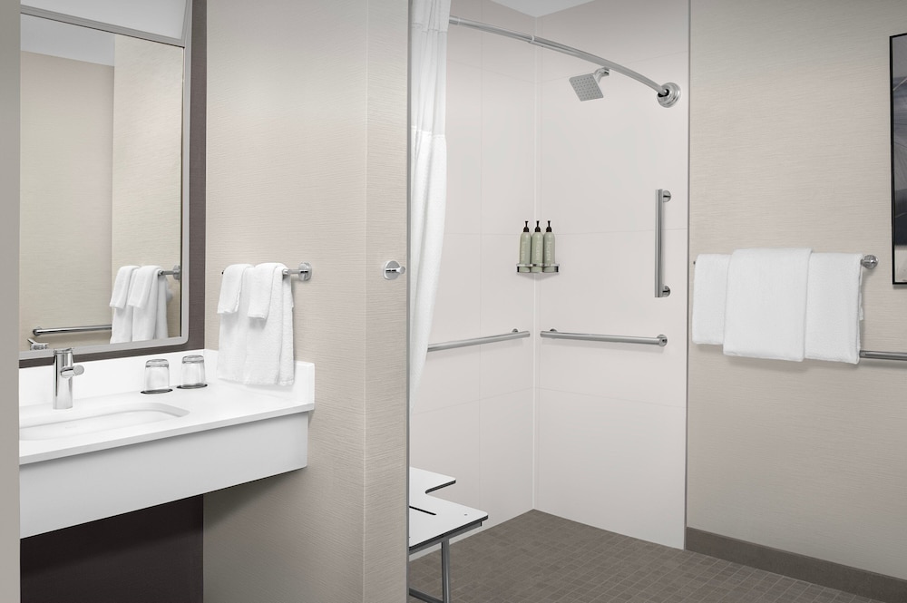 Suite, 1 Bedroom (Mobility/Hearing Access, Roll-in Shwr)