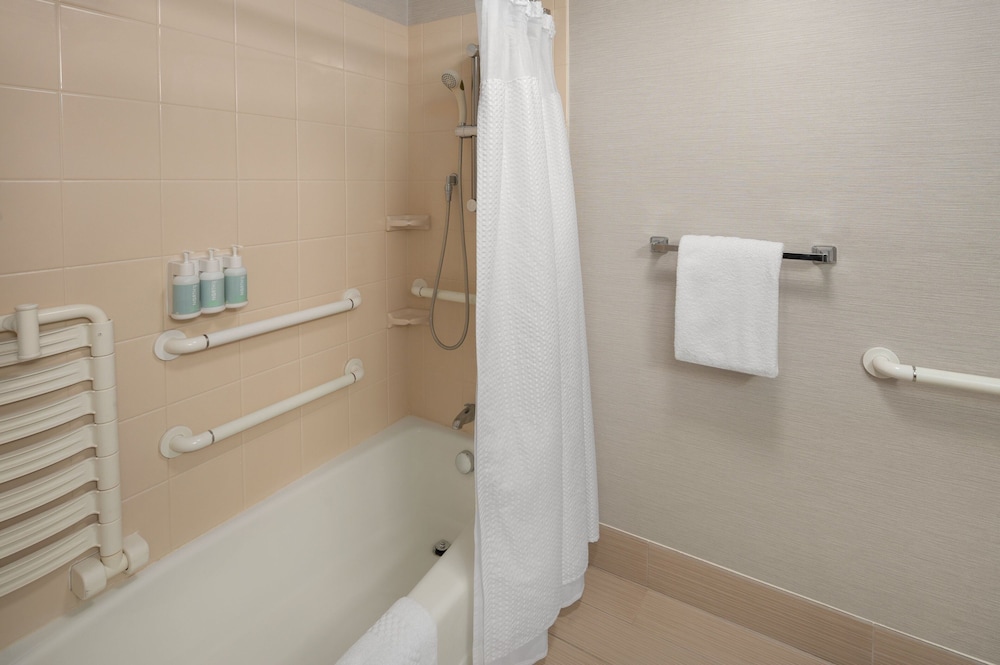 Suite, 1 Bedroom (Mobility/Hearing Accessible, Tub)