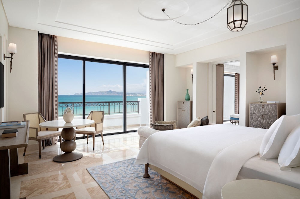 Signature Suite, 1 King Bed, Corner - Photo 3