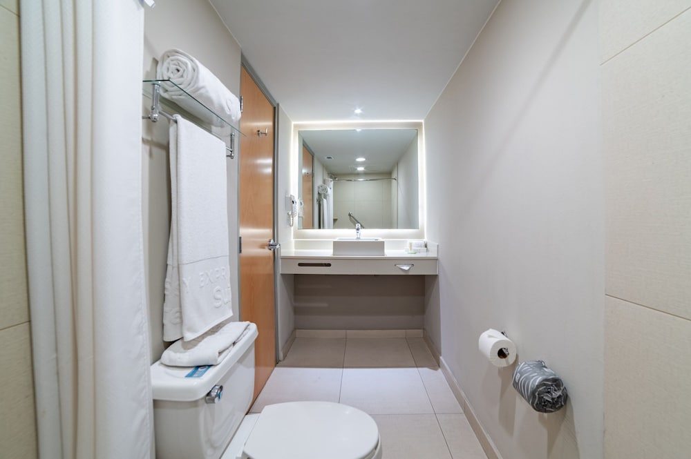 Suite, 1 Bedroom - Photo 9