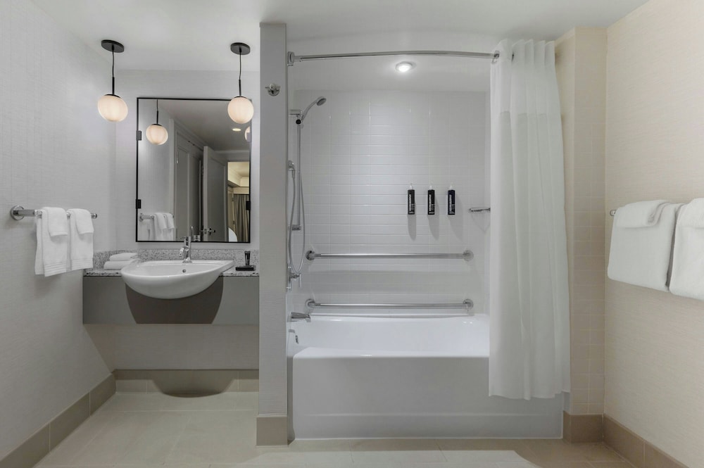 Club Room, 1 Double Bed (Mobility/Hearing Accessible, Tub) thumbnail 5