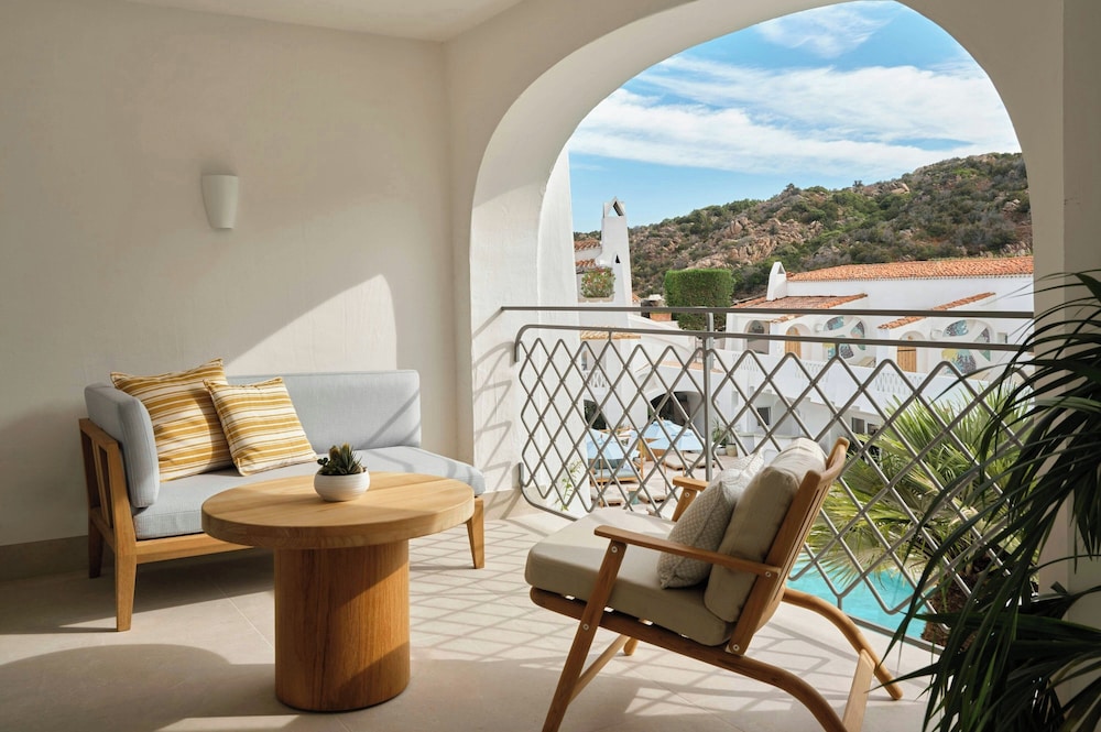 Deluxe Suite, 1 King Bed, Balcony