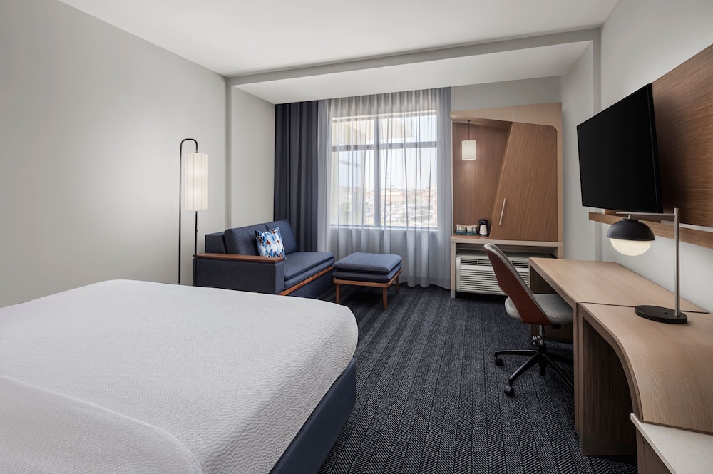Room, 1 King Bed (Hearing Accessible) photo 2