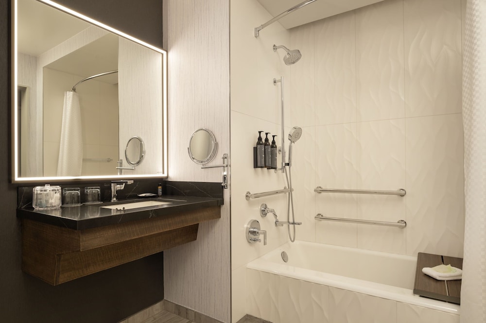Suite, 2 Double Beds, Balcony (Mobility Accessible, Tub) - Photo 6