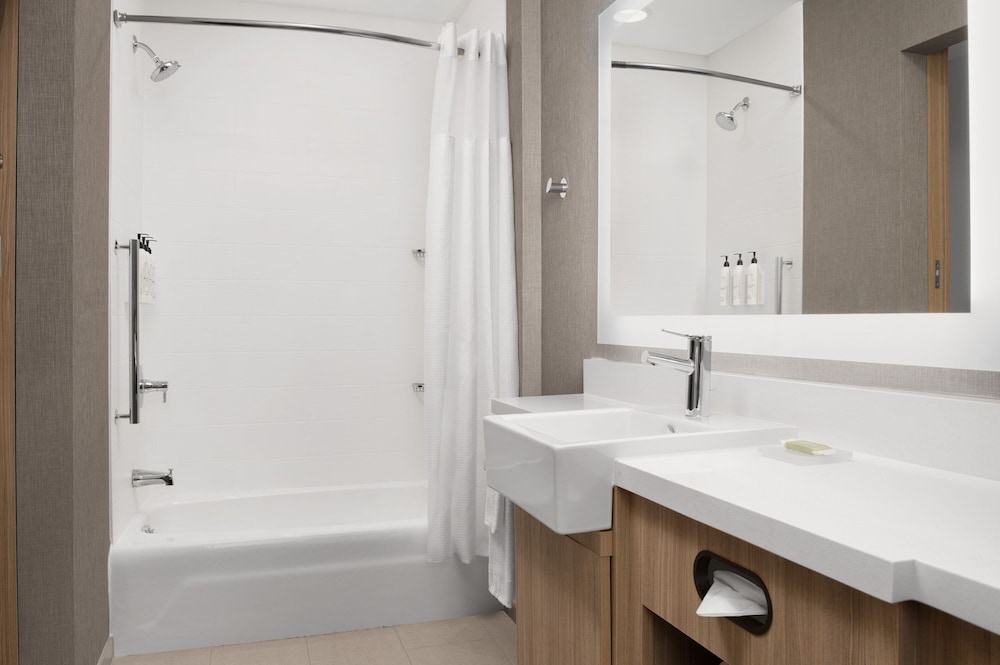 Suite, 2 Queen Beds - Photo 9