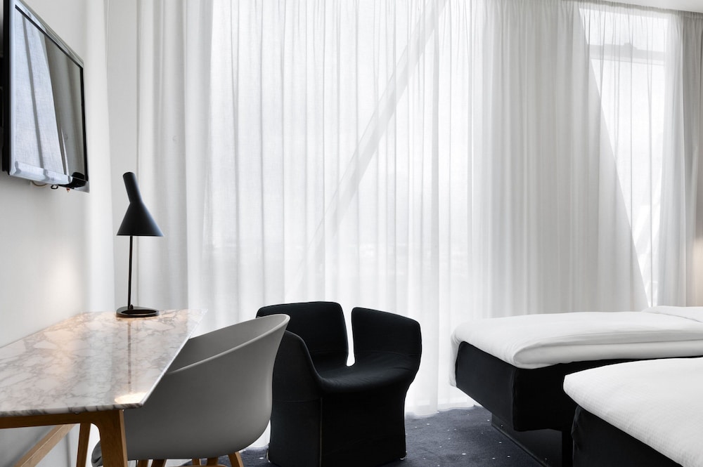 Room, 2 Twin Beds, City View thumbnail 6