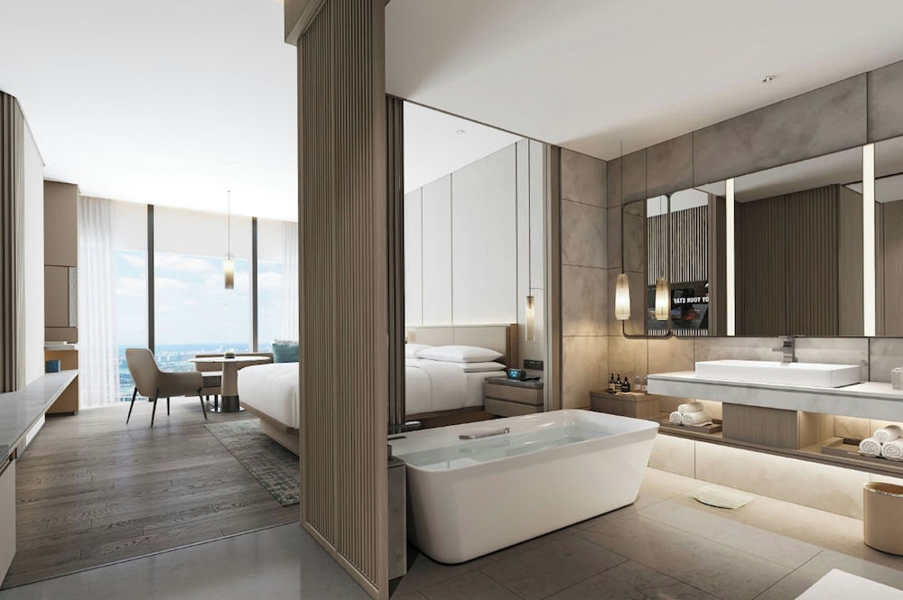 Deluxe Room, 1 King Bed, City View photo 3