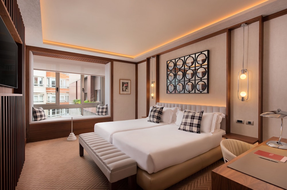 Superior Room, 2 Twin Beds, City View (Stylish) thumbnail 6