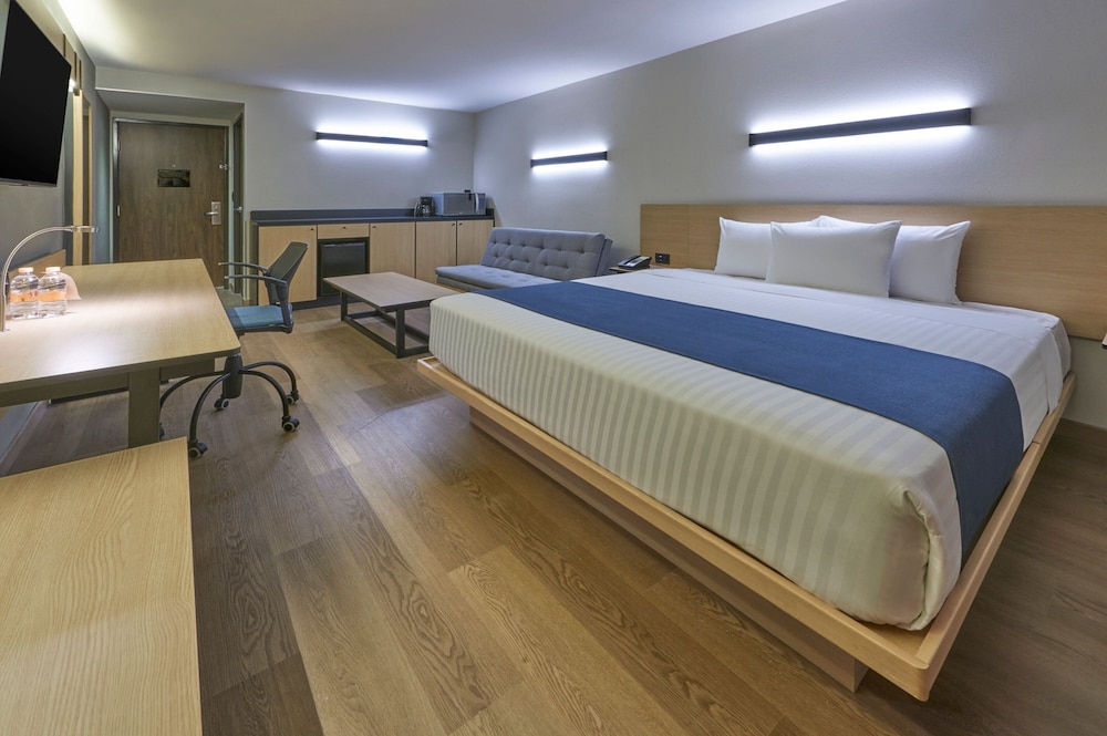 Superior Room, 1 King Bed with Sofa bed - Photo 3