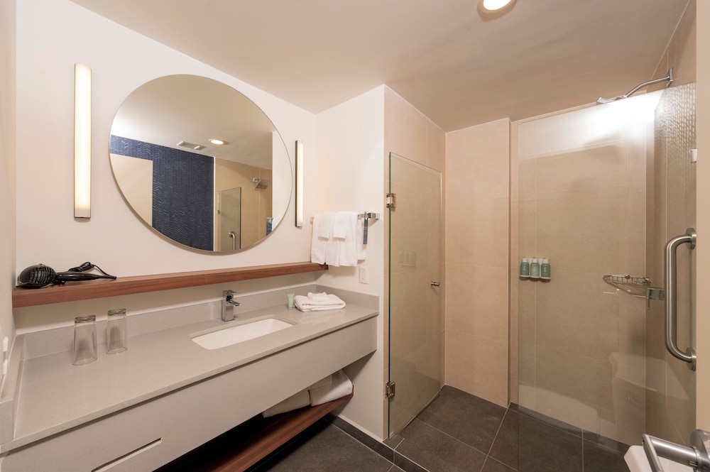 Superior Room, 1 King Bed photo 3