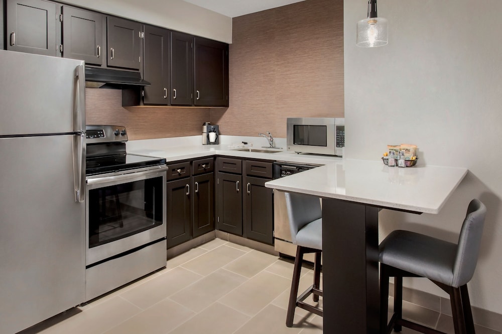 Suite, 1 Bedroom (Mobility/Hearing Access, Roll-in Shwr) photo 1