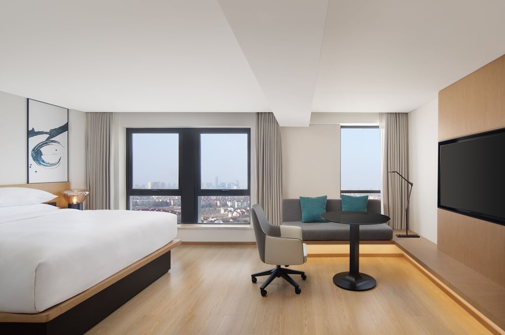 Executive Room, 1 King Bed, City View