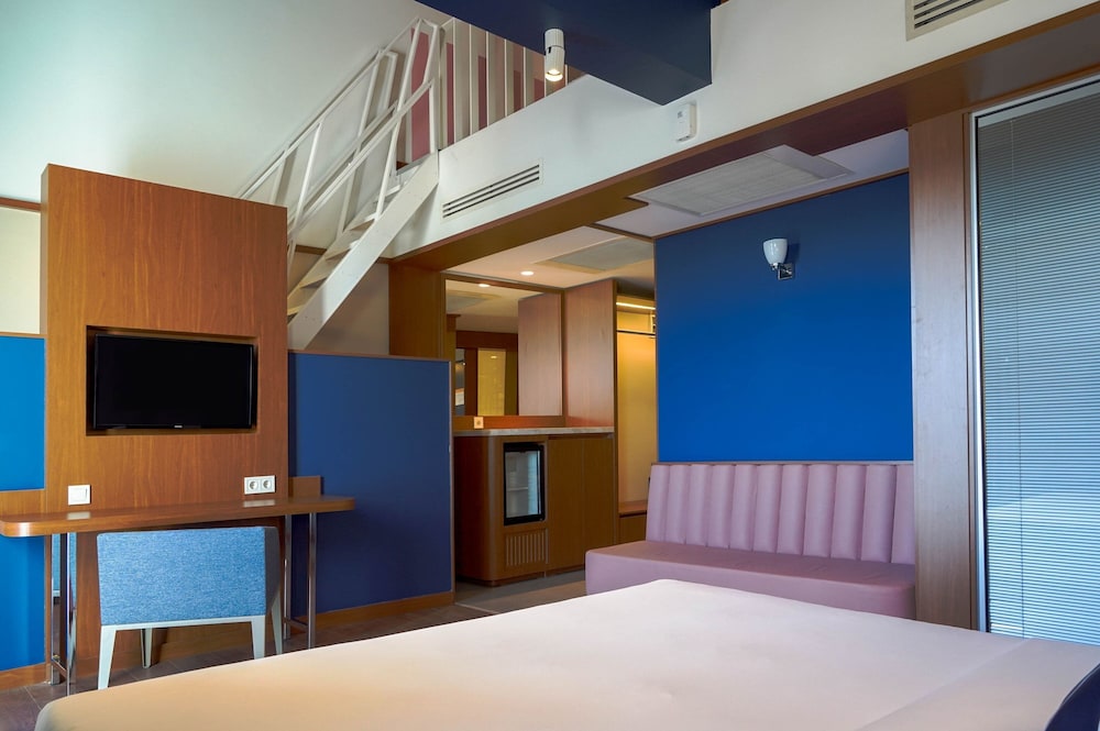 Loft, 2 Bedrooms, Non Smoking - Photo 1