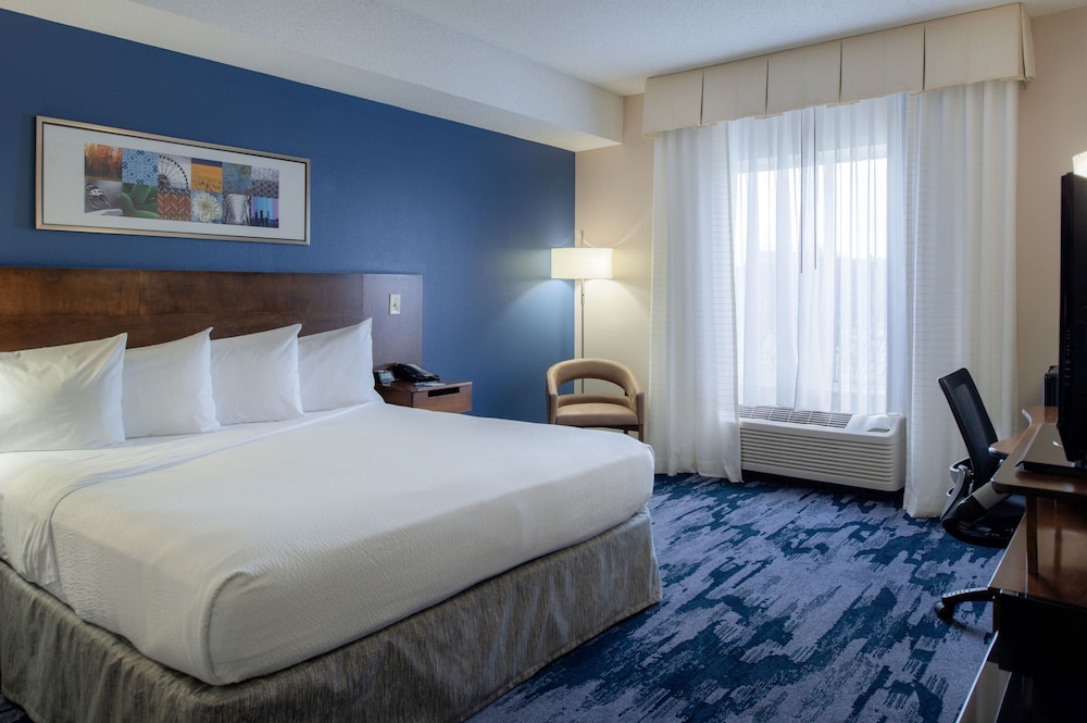 Room, 1 King Bed (Mobility/Hearing Access, Roll-In Shwr) photo 3