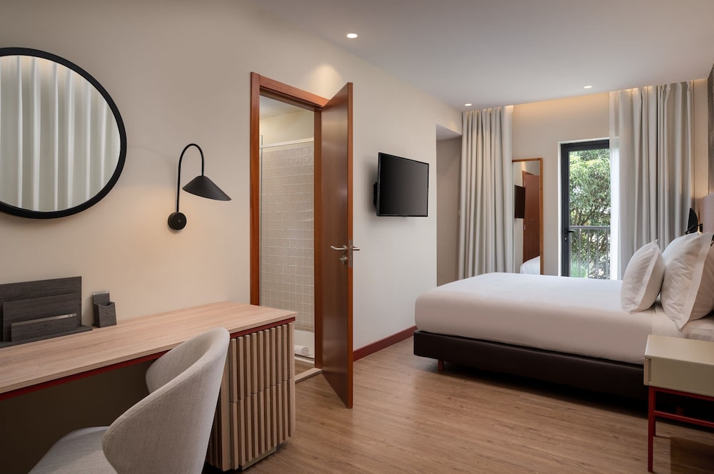 Deluxe Room, 1 Queen Bed photo 2