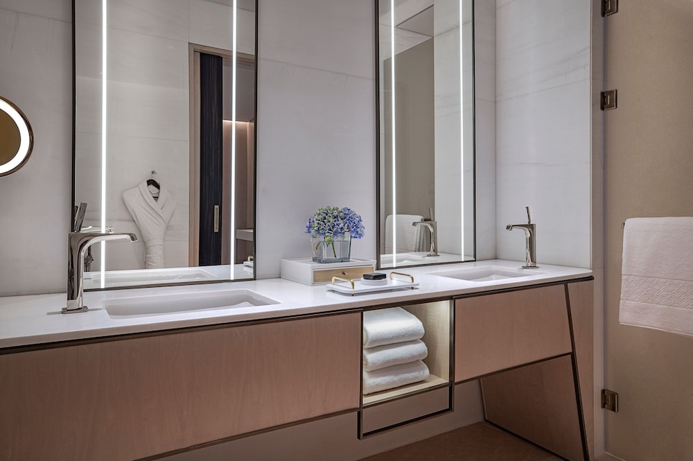 Suite, 1 Bedroom, City View thumbnail 6