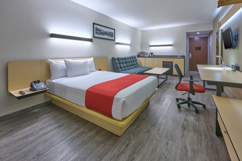 Superior Room, 1 Queen Bed with Sofa bed photo 2