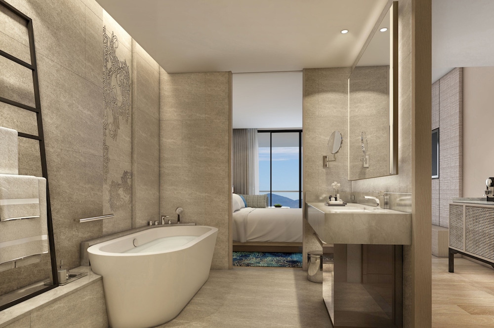 Deluxe Room, 1 King Bed, Garden View (Balcony) - Photo 2